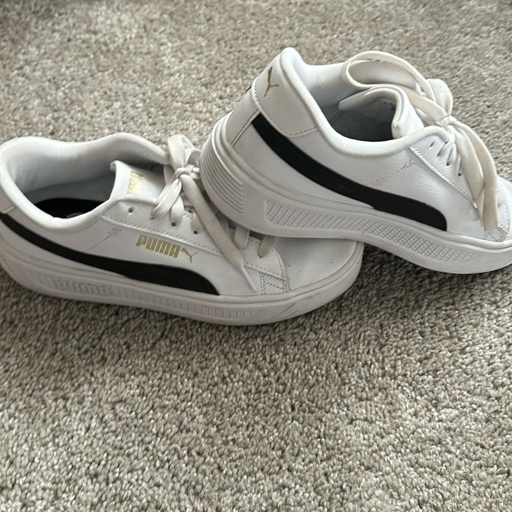 Women’s tennis shoes